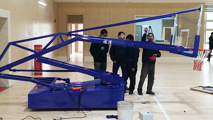 第一次見 單杠和籃球架能結合的那么完美