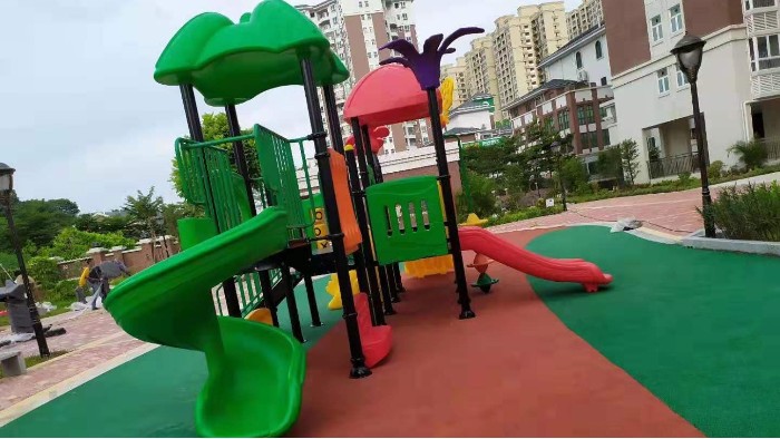 江門東方雅居小區(qū)安全地膠鋪設兒童滑梯安裝完畢